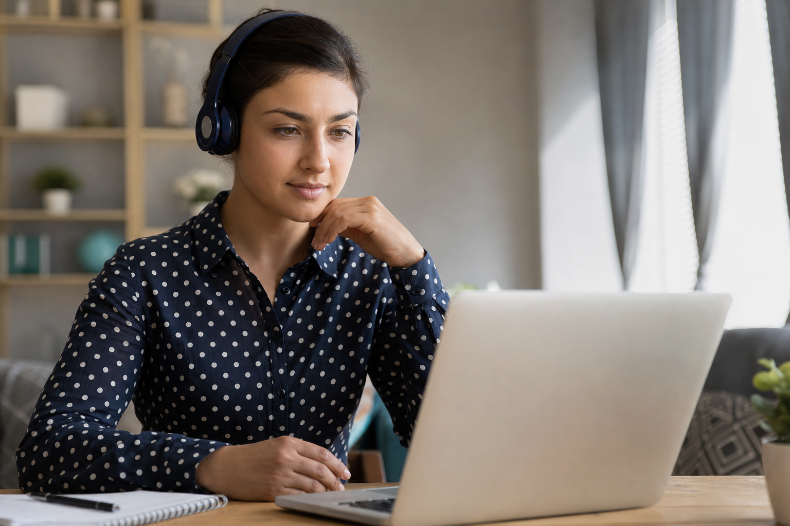 Evde kulaklıkla online işitme testi yapan kişi
